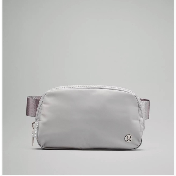 Lululemon Everywhere Belt Bag in Silver Drop colour 🐚 - Picture 1 of 3